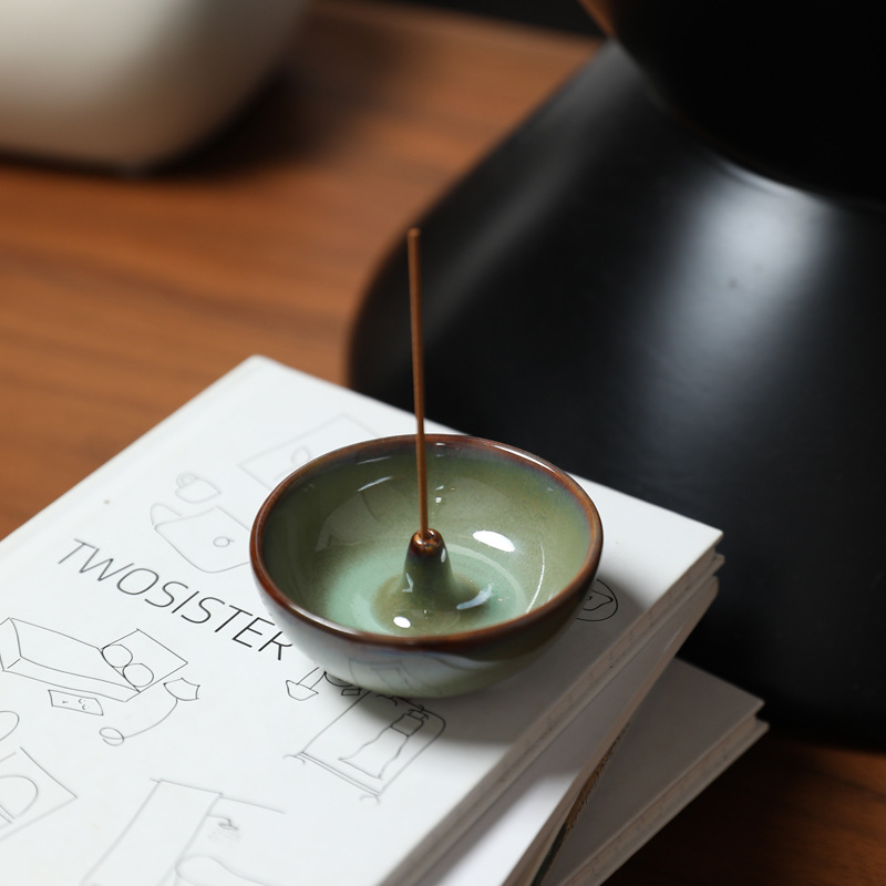 New Chinese-style creative ceramic incense holders, standing incense plates, incense bases, incense trays, incense sticks, incense burners, incense ornaments, and aroma diffusers Application Scenario