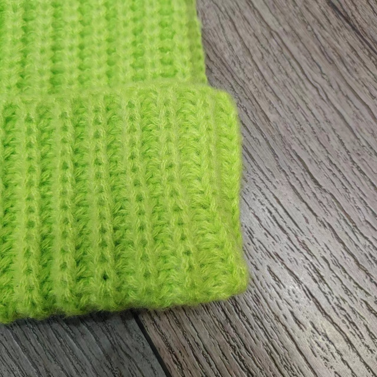 This grass green trendy brand's versatile pile hat with a large head cap that makes the face look smaller, a thick woolen knitted hat, is warm for couples in autumn and winter Application Scenario
