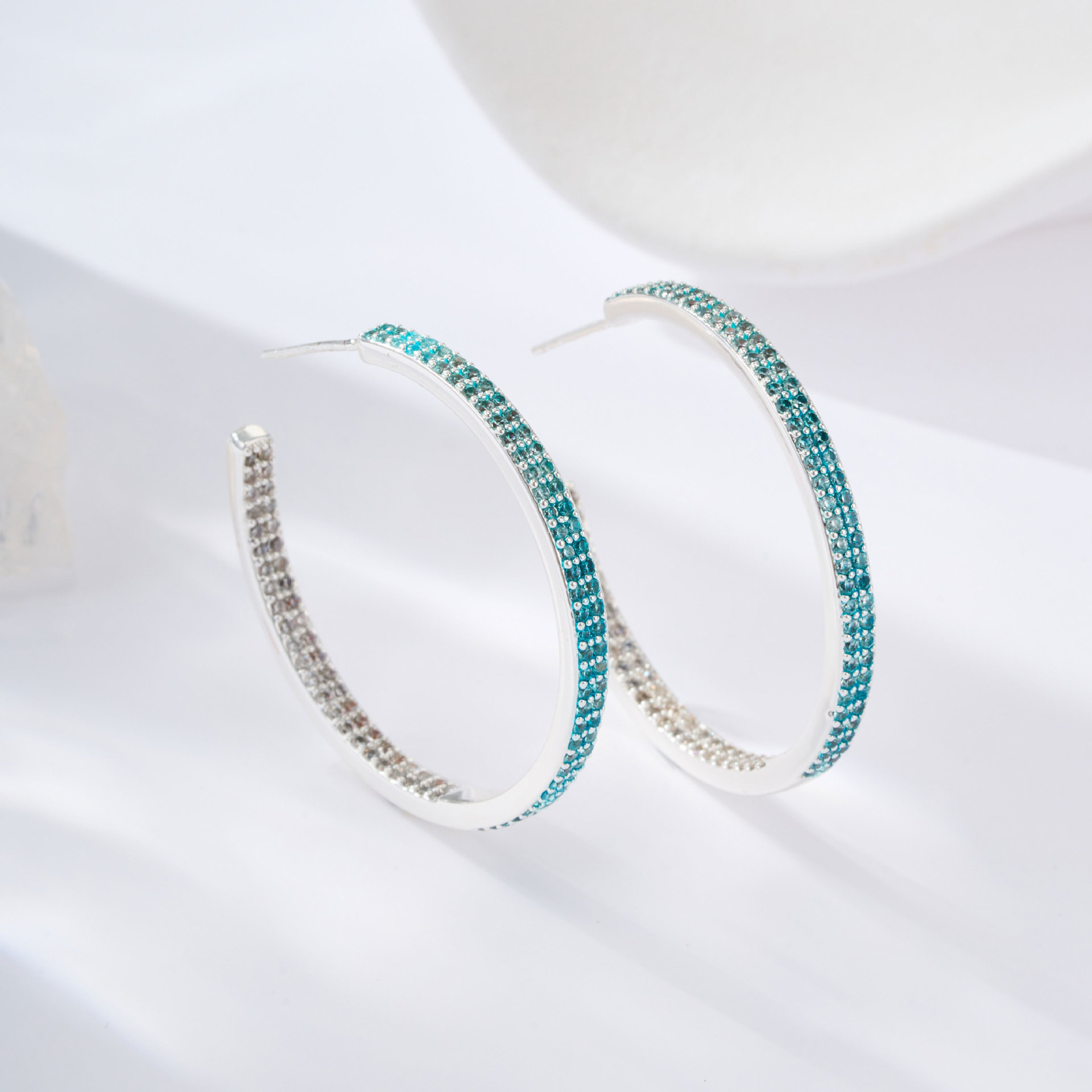 The source factory's light luxury gradient C-shaped earrings are made of copper alloy with micro-inlaid zirconium s925 silver needle high-end ear rings and earrings Application Scenario