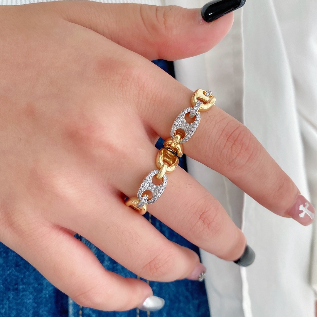 New cross-border half-sided diamond-encrusted pig nose bracelet for women, European and American light luxury gold-plated bracelet, personalized foreign trade bracelet and jewelry Specification drawing