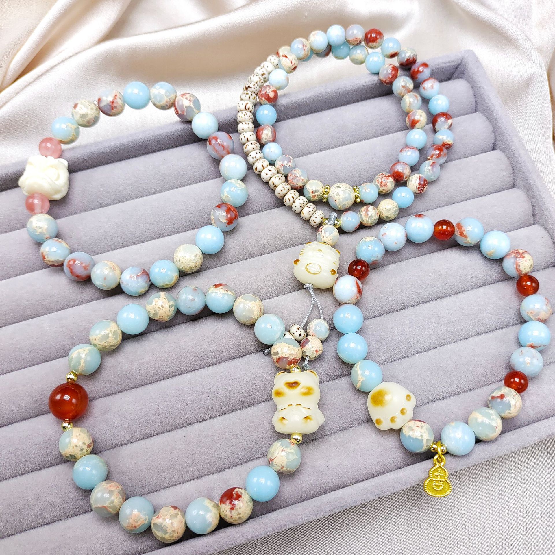 Shoushan stone Star and moon Bodhi bracelet, a fresh and sweet Bodhi red panda paw design bracelet with a feminine charm and a unique style Specification image