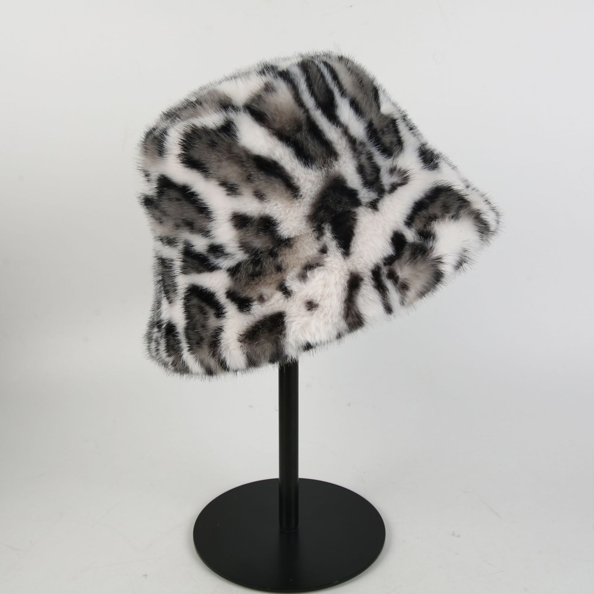 The 2024 autumn/winter Instagram trendy plush leopard print fisherman hat is a versatile and warm ear-protecting basin hat with a retro Instagram style Item Picture