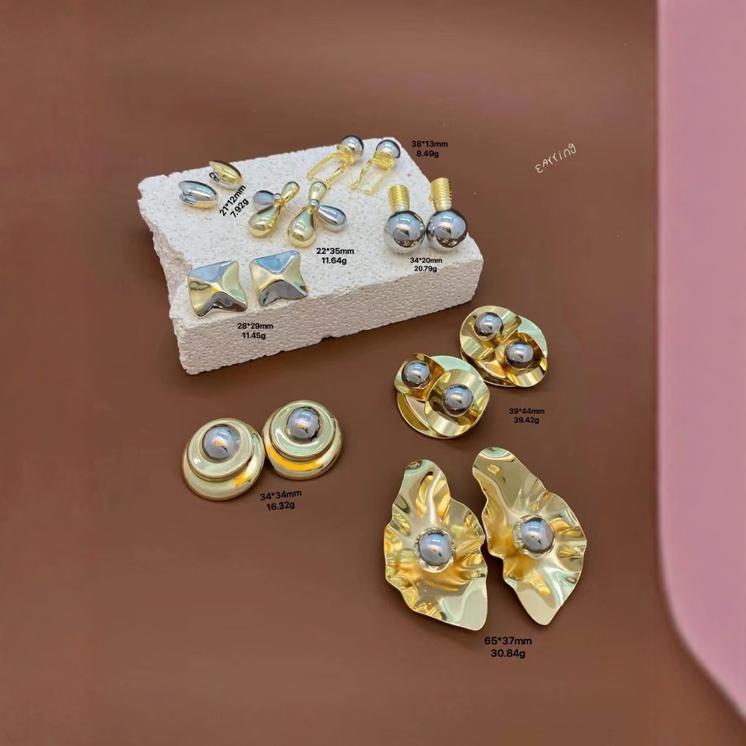 European and American style popular two-tone gold earrings, 18K gold electroplated, fashionable, simple and elegant earrings for women Application Scenario