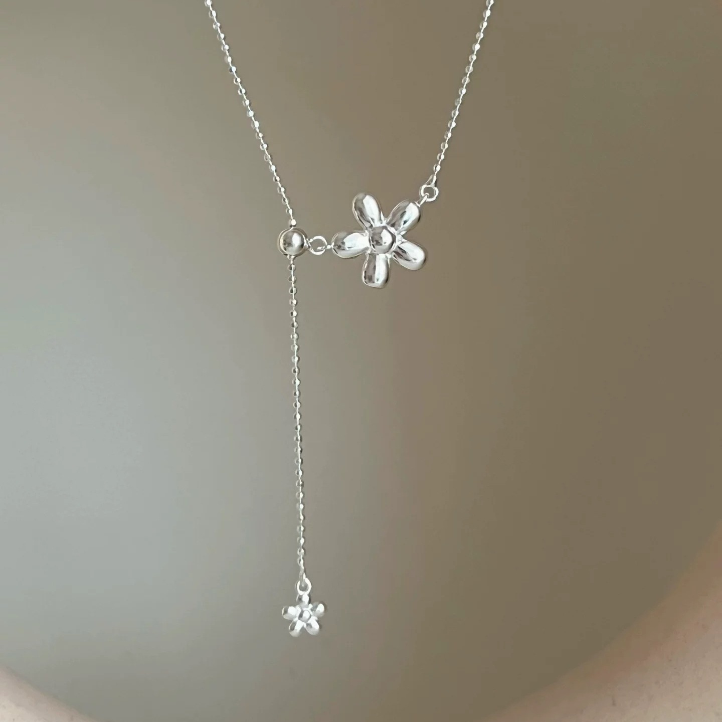 The entire S925 sterling silver 11.20 flower tassel necklace is a women's Instagram niche design with a light luxury and high-end feel. It is a pull-out collarbone chain Application Scenario