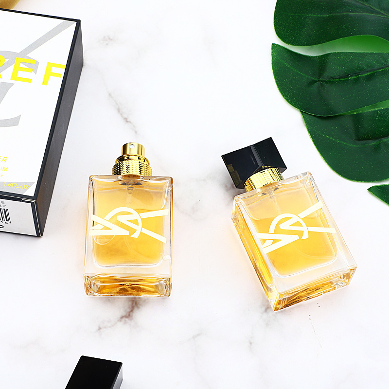 وتوزع عطور السيدة الحرة، ذات اللون الأحمر المتفجر (Warmkiss)، عبر عبر الحدود، بخكهة العطر الخفيف details Picture