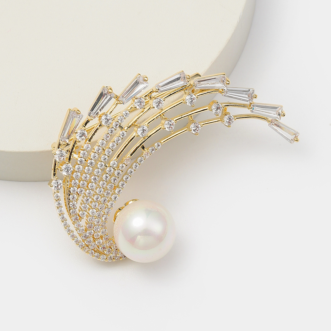 Xuhui Jewelry's exquisite copper zirconium gold-plated luxurious and light luxury brooch exudes a sense of sophistication and elegance. The corsage is a fashionable and versatile accessory details Picture