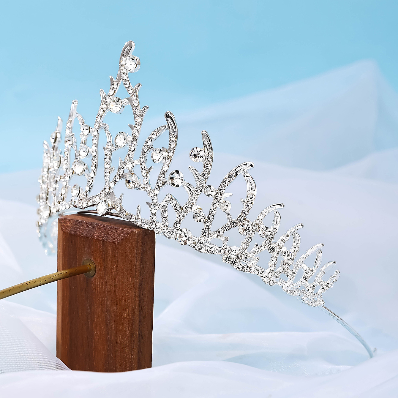 New diamond and silver princess headwear from Europe and America, grand and luxurious wedding dress, super glittering crystal bridal hairpin Application Scenario