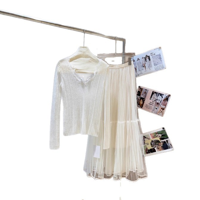 High-quality Nanyou women's clothing 2025 new style French back hollowed-out V-neck lace trim slimming knitted sweater Item Picture