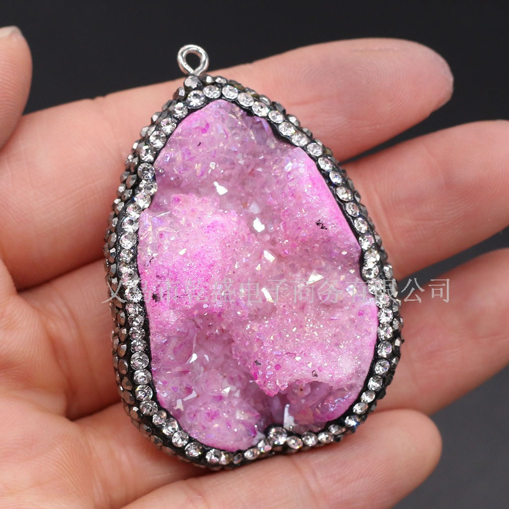 Natural semi-precious stone irregularly shaped agate crystal bud diamond-encrusted edge pendant DIY jewelry accessory, handcrafted wholesale Application Scenario