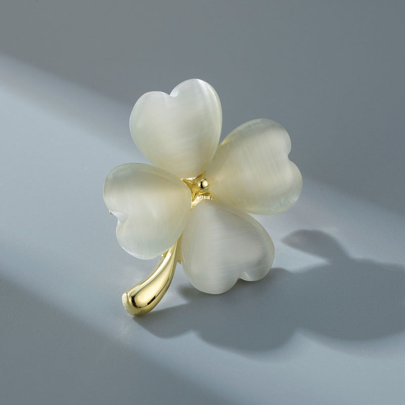 Light luxury cat's eye four-leaf clover brooch, fashionable and versatile, exquisite brooch, elegant clover pin, high-end clothing and accessories details Picture