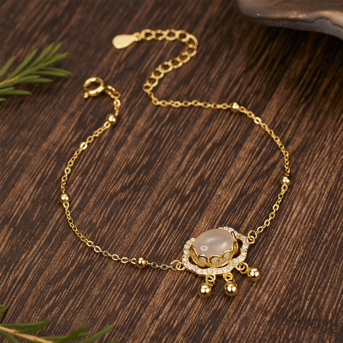 S925 pure silver natural white chalcedony Xiangyun Peace Lock Bracelet, a simple and fashionable women's jewelry with a Chinese trend of ruyi locks Application Scenario