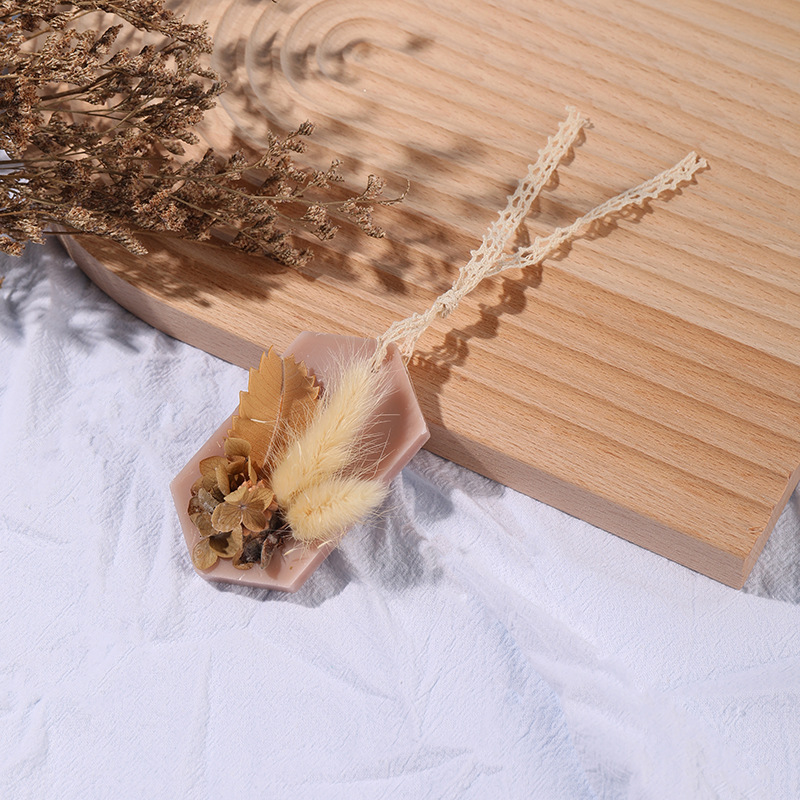Scented wax tablets remove odors and freshen the air. Wardrobe scented tablet pendant accessories. 520 Qixi Festival gift box Application Scenario