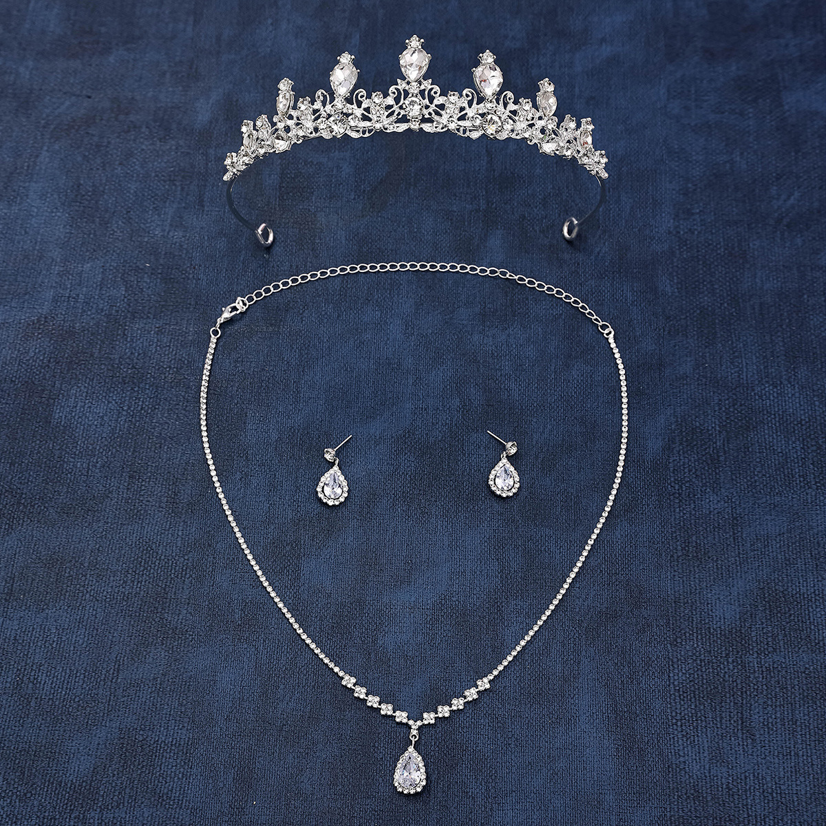European and American luxurious and elegant bridal chain, three-piece set, hair accessories, ornaments, high-end wedding necklace, earrings, crown Application Scenario