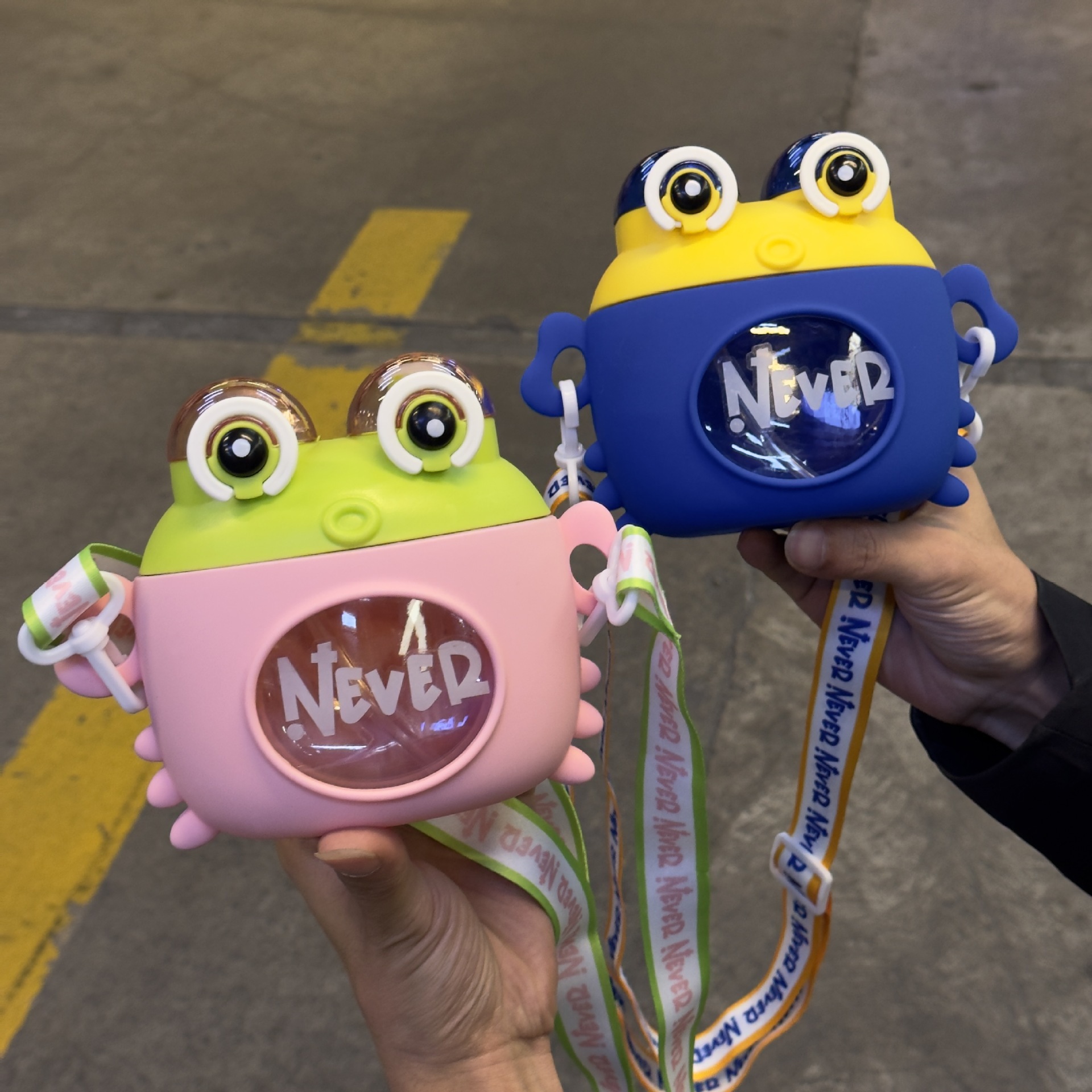 高颜值儿童一杯双饮吸管杯可爱螃蟹塑料水杯户外便携带背带弹跳杯