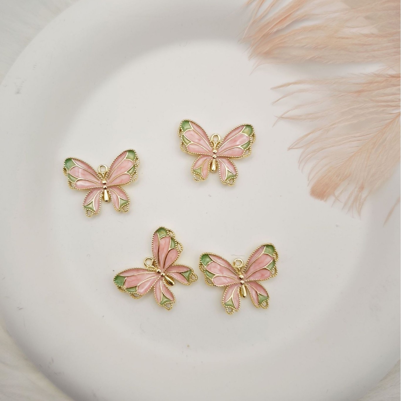 Copper oil-dripping butterfly pendant, diy handcrafted jewelry accessory, beaded bracelet, necklace accessory, pendant Application Scenario