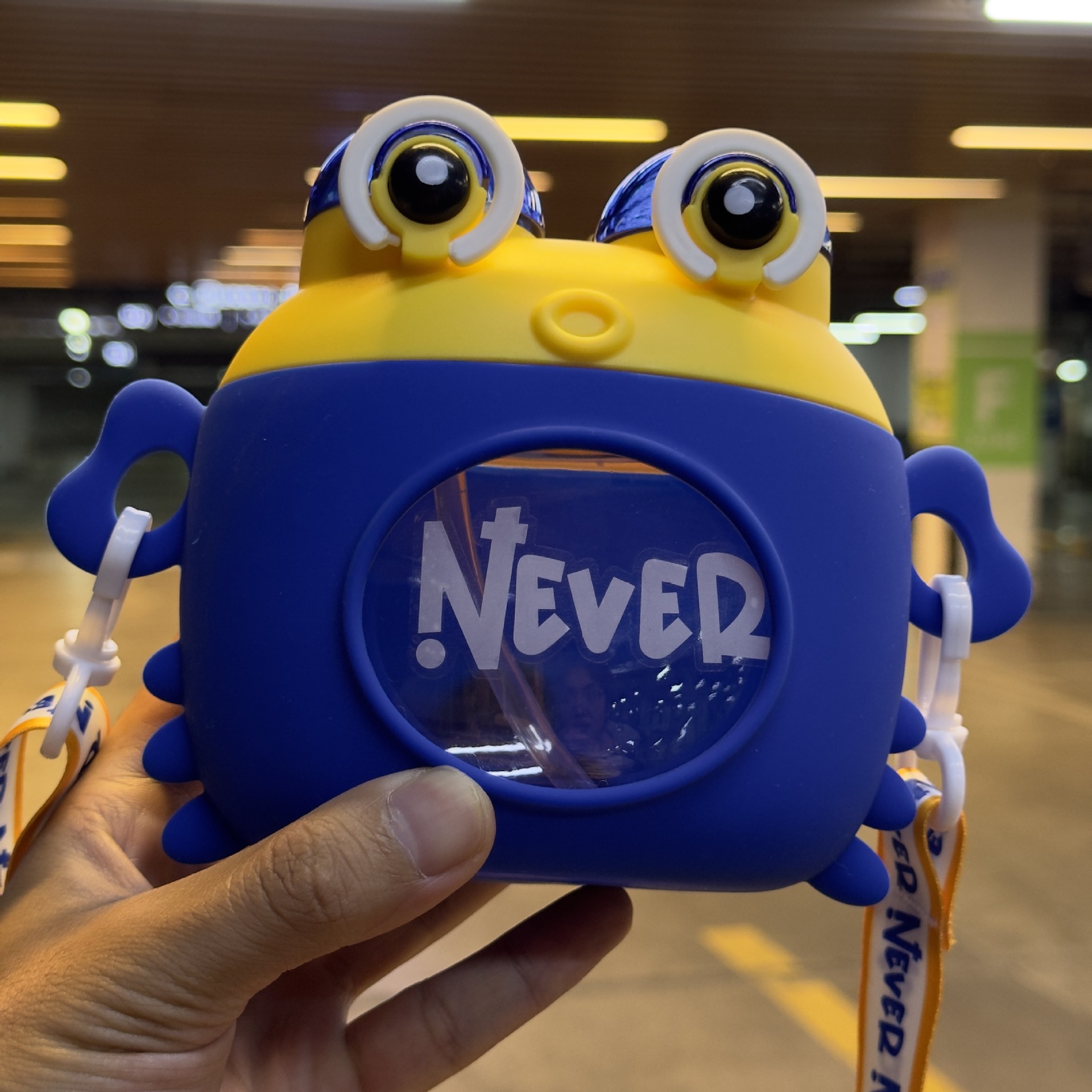 A high level of appearance for children, a double-drinking straw cup, a cute crab plastic water cup, and a portable backpack bouncy cup for outdoor use details Picture