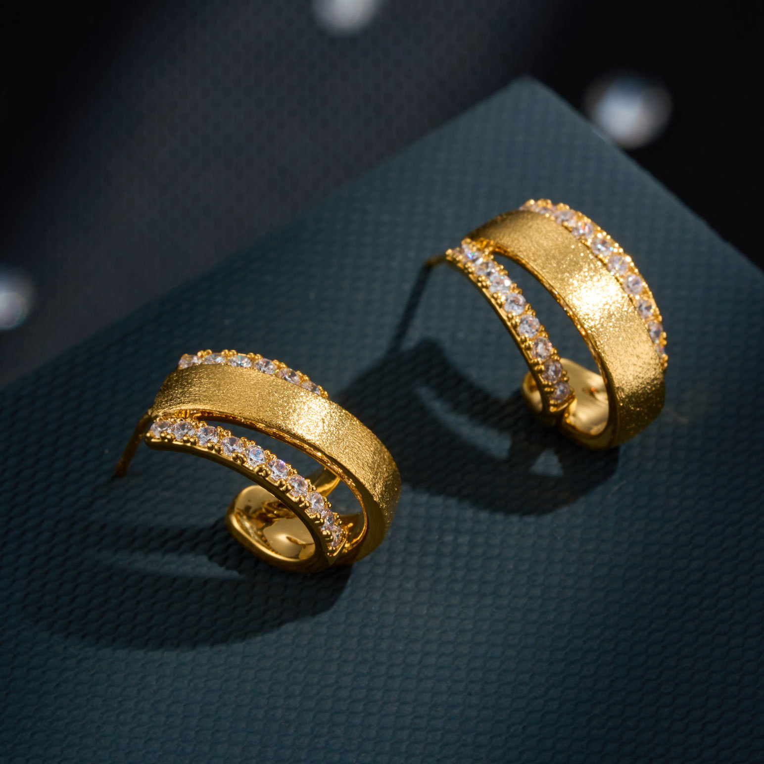 French retro brushed wide C-shaped earrings, copper alloy real gold electroplated slightly inlaid zircon s925 silver needle women's earrings