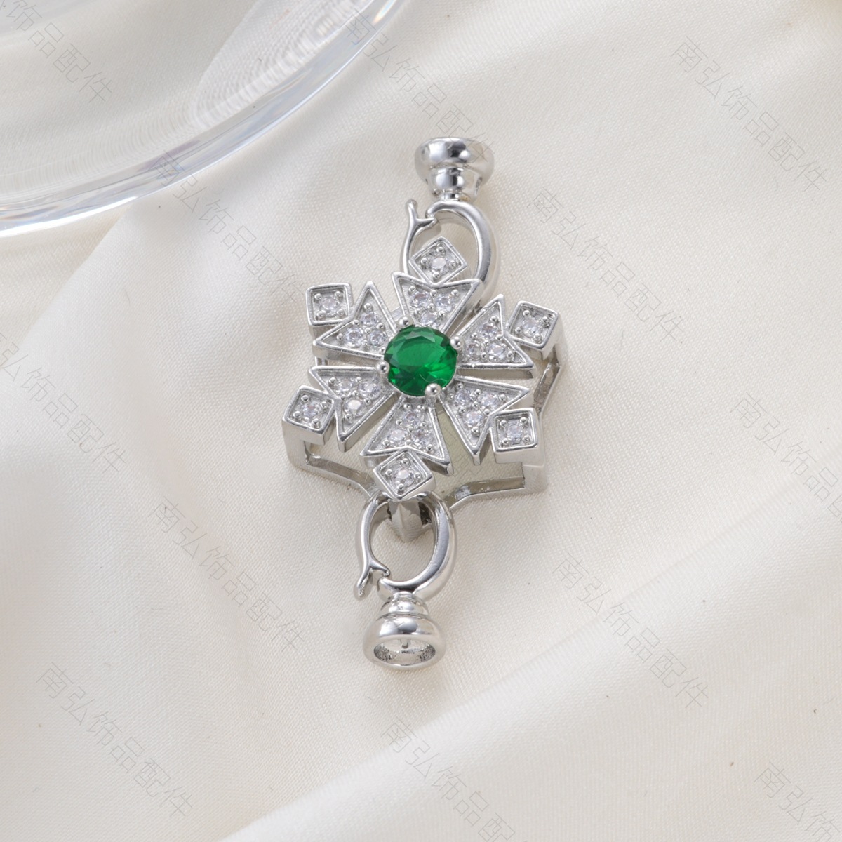 Copper plated with 18k gold and slightly inlaid with zirconia emerald snowflake-shaped pearl necklace clasp, a DIY accessory with a light luxury feel details Picture