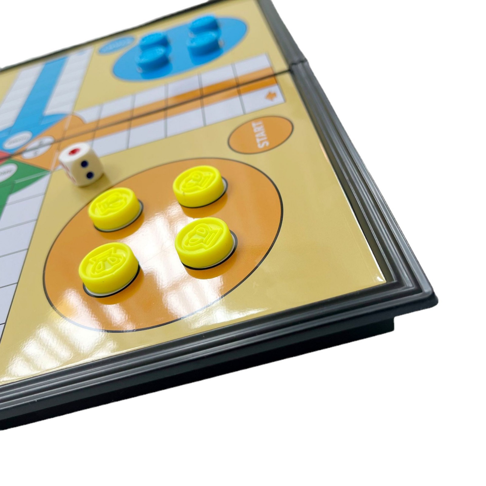 大号磁性飞行棋 折叠塑料棋盘 亲子互动游戏棋 脑力对战益智游戏白底实物图