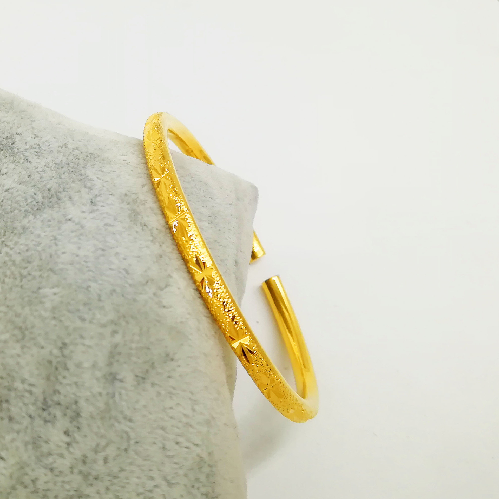 Open round bar starry sky bracelet is a hot sale at the street stall. It is made of pure brass plated with 24K real gold and can be customized directly from the manufacturer Application Scenario
