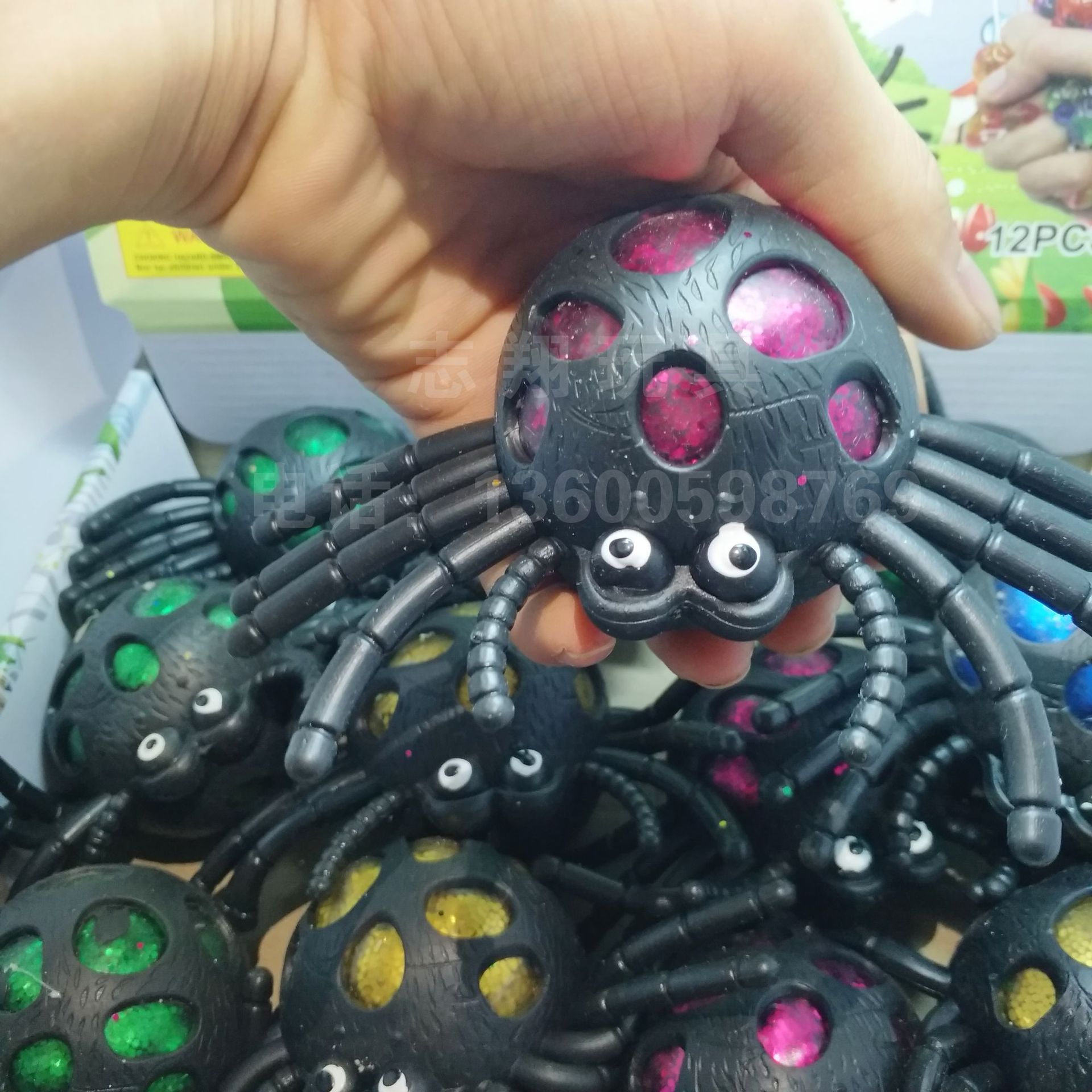 فالعناكب المسحوبة بالذهب العنب والعيد القدّيسين تتلاعب بلعب الأطفال Item Picture