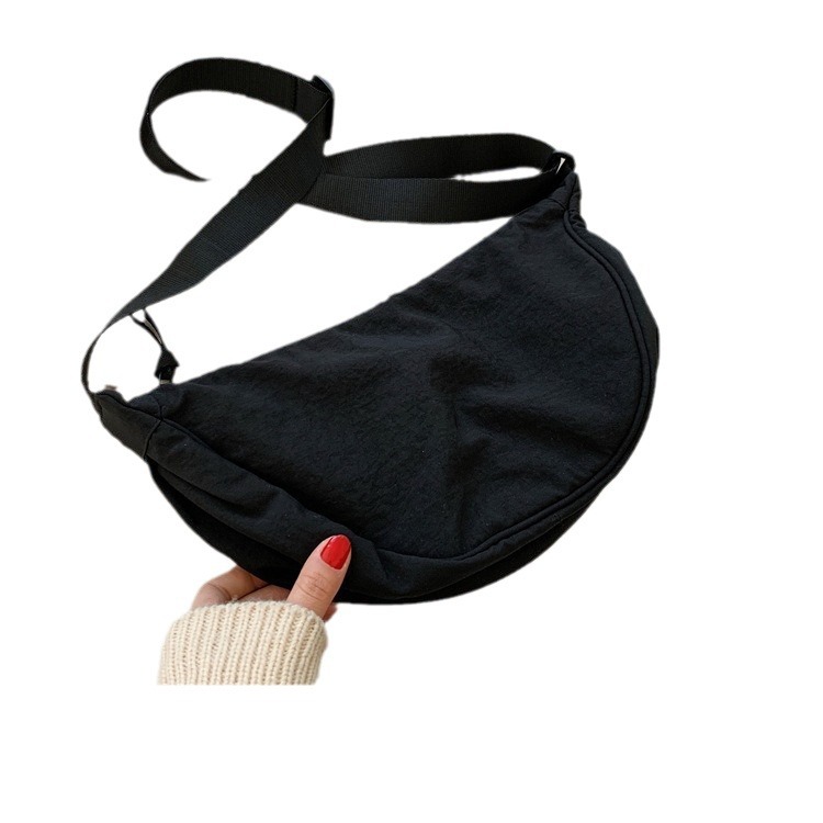 新款女式斜挎包时尚休闲尼龙饺子包女士百搭单肩包潮流轻便小布包白底实物图