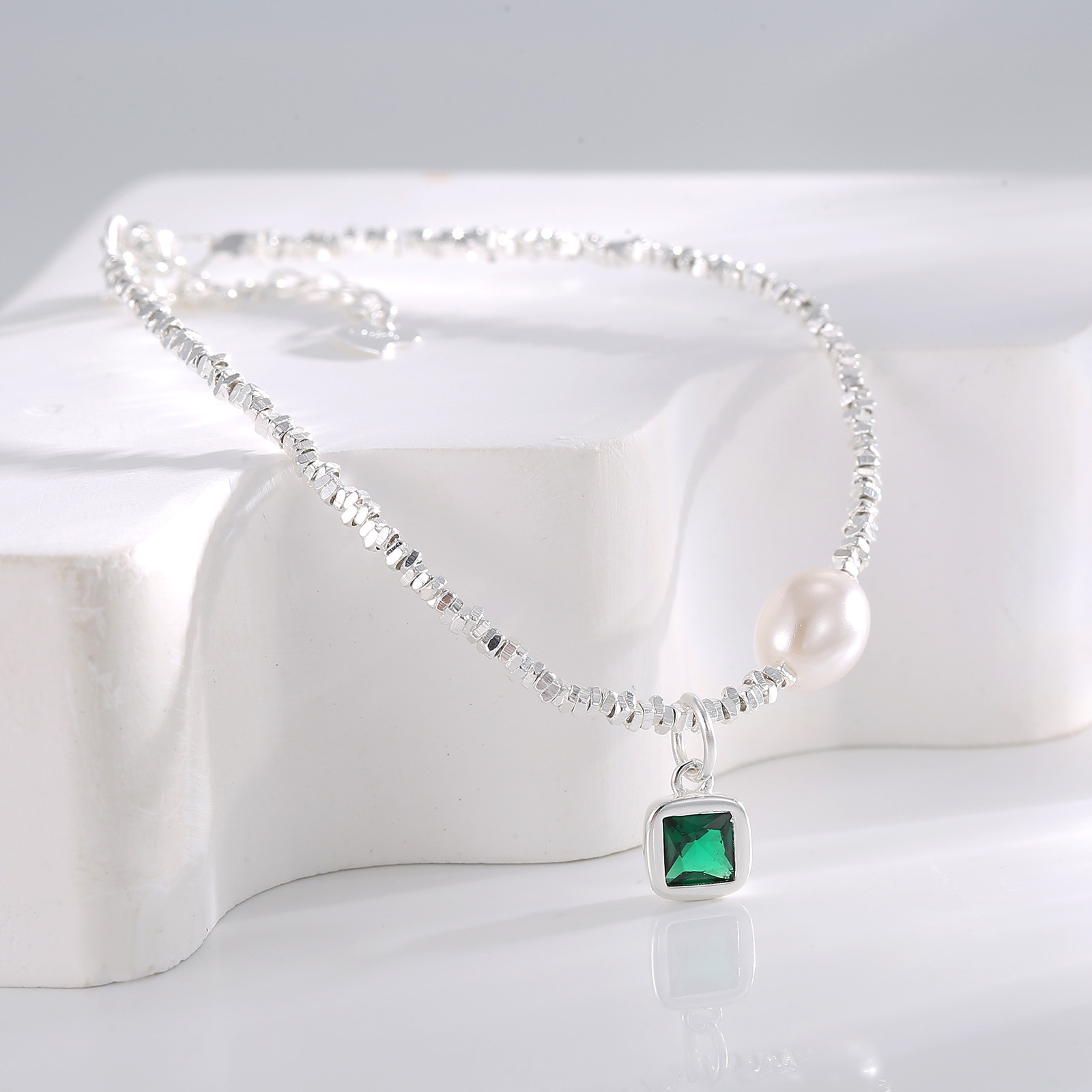 Green square diamond pendant pearl women's bracelet, ins niche design, small silver pieces, fresh and clean wholesale style full figure
