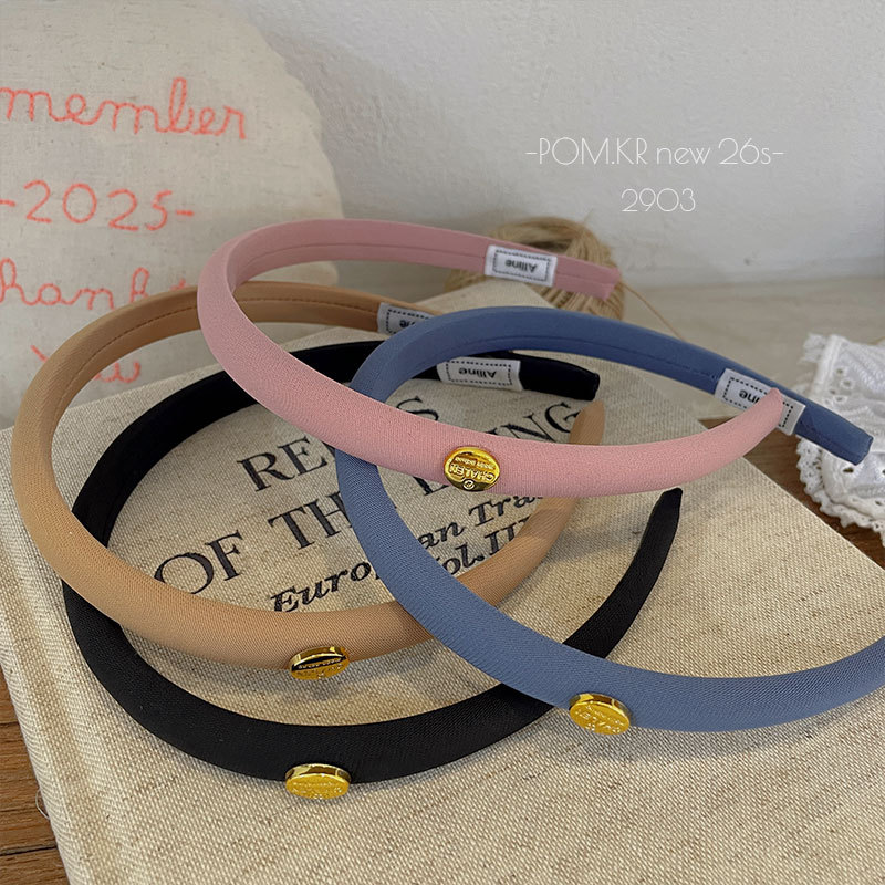 The new Korean-style thin-edged, simple and exquisite hair band is a versatile autumn and winter hair accessory for children. It is also a high top seaside headwear for girls Application Scenario