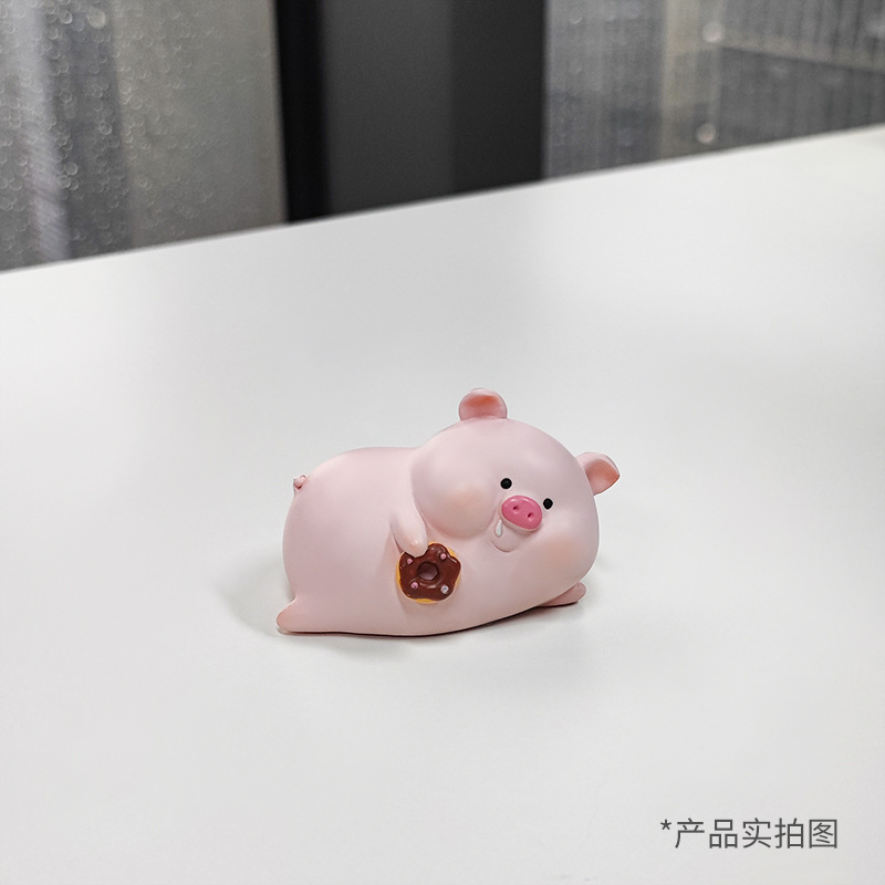 Resin small decorative items, creative home living room table decoration, plush toys, light luxury decorative items wholesale, cartoon decorative pig Nannan Application Scenario