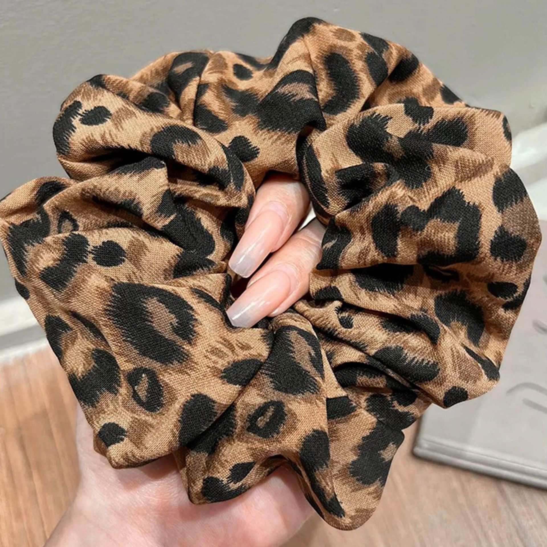 Personalized and versatile leopard print large intestine hair band, millennial girl, low ponytail, hair tie, hair band, high-end hair accessory, headwear Item Picture