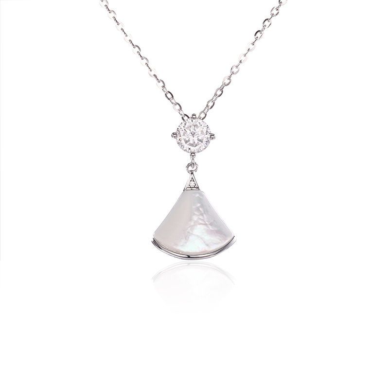 Zhuoheng Select s925 sterling silver fan-shaped moissanite necklace, high-end design sense, fashionable pendant, simple and niche collarbone Item Picture