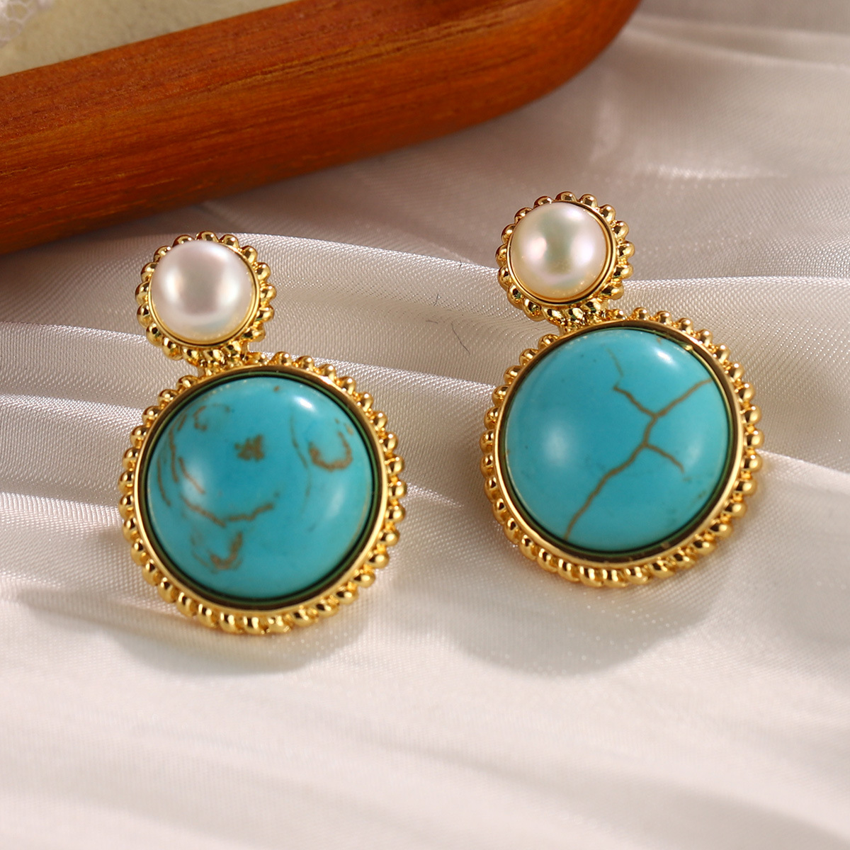 The cross-border turquoise earrings from Europe and America are selling well on Amazon. The new vintage earrings from Geometry 925 exude a sense of luxury details Picture