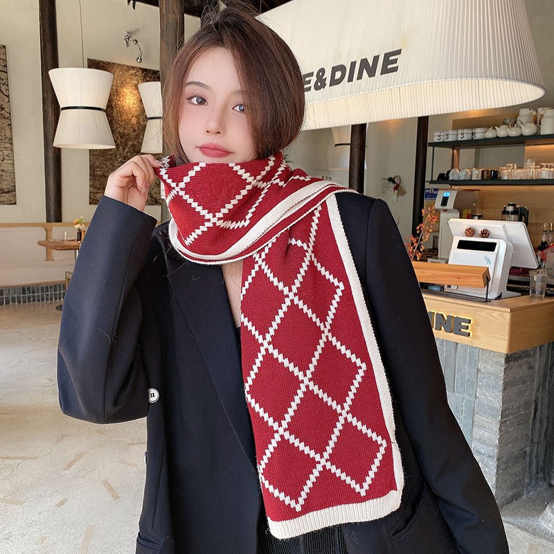 One-piece delivery of Christmas and New Year red new style scarves for women, winter Korean style, versatile, warm, thickened knitted woolen, gift-giving, checkered scarves, wholesale from street stalls Specification image