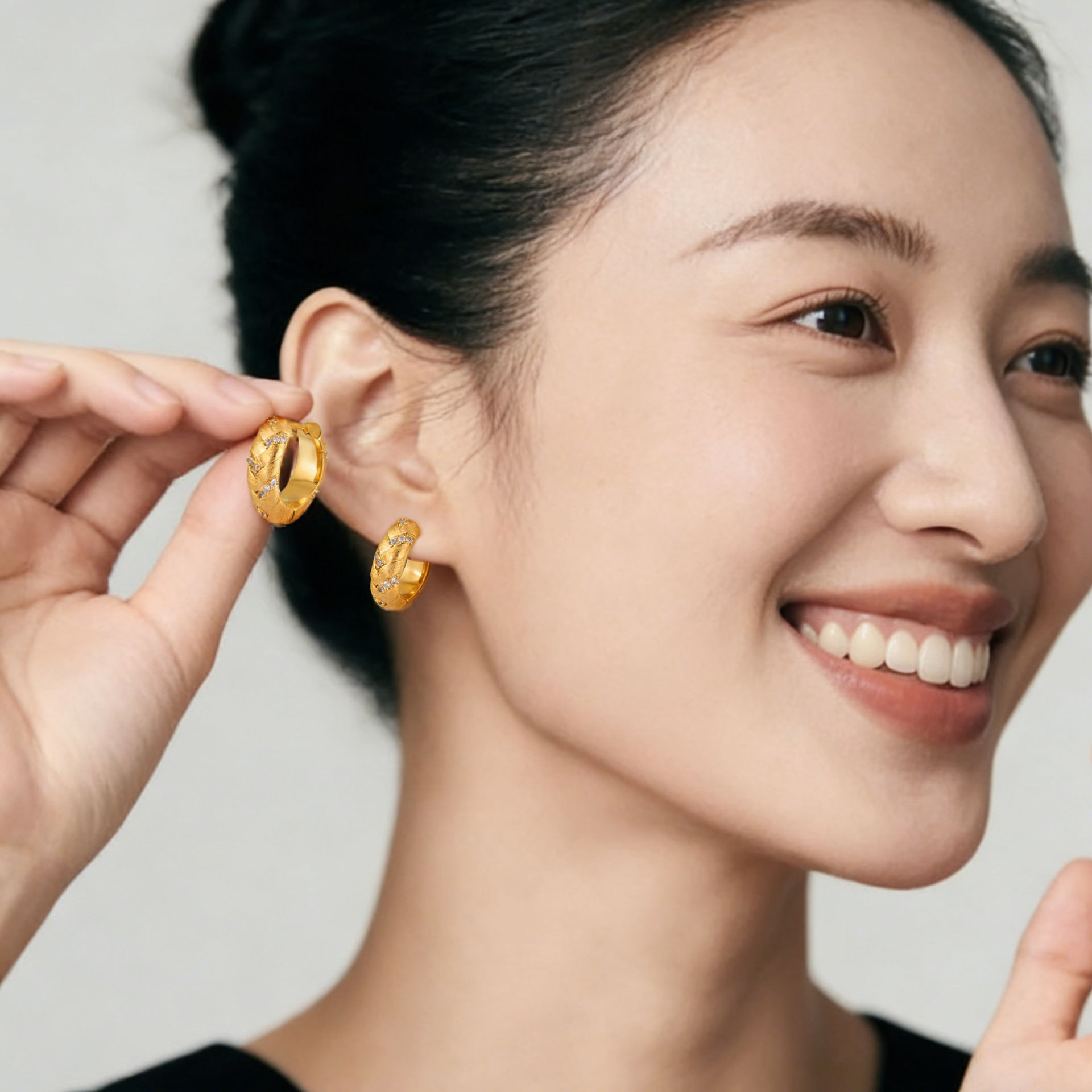 French light luxury diamond-patterned brushed earrings, copper alloy, real gold electroplated, slightly inlaid zircon, high-end earring for women details Picture