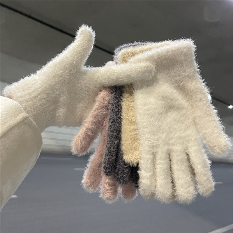New faux rabbit fur plush ins winter gloves for women, with added fleece, are warm and cute, specifically designed to protect students from the cold