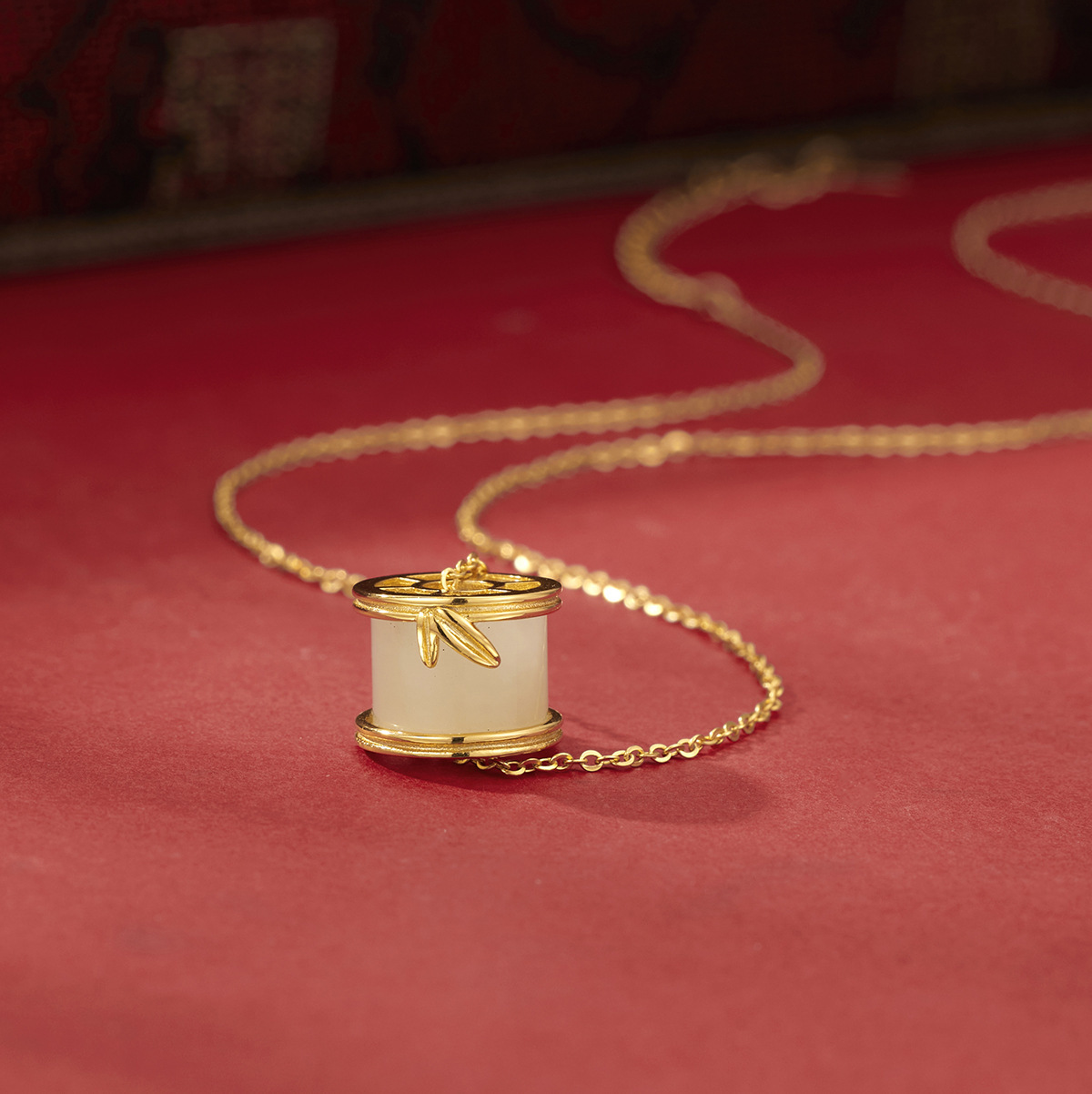 Hetian jade bamboo necklace, women's bamboo joint-shaped pendant, bamboo leaf, high-end Chinese trend women's collarbone chain accessory Application Scenario