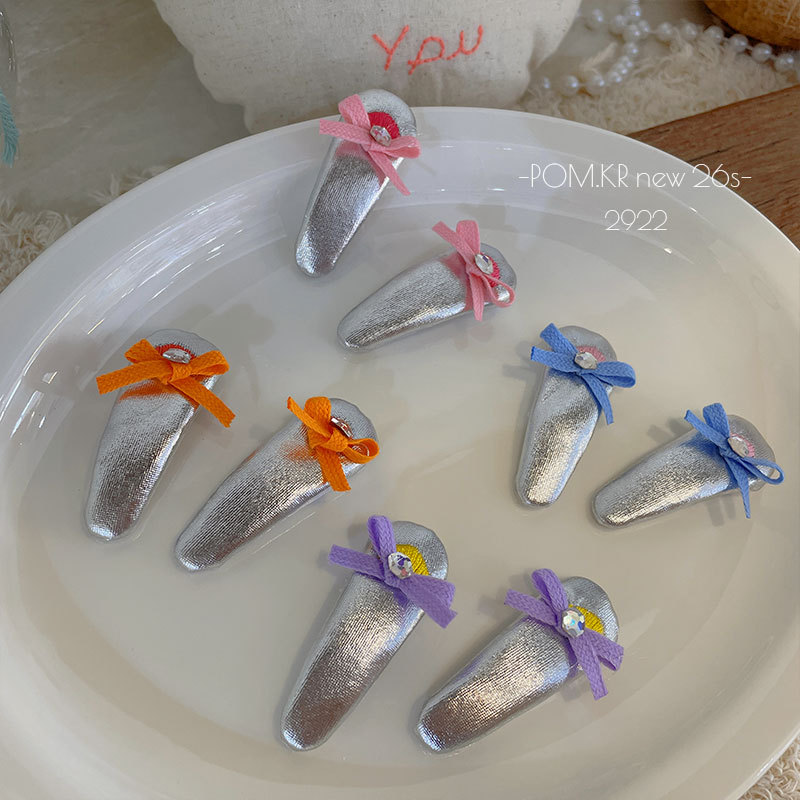 New Korean-style sweet and cool pink silver leather bye-bye clip, children's handcrafted side fringed bangs clip, sweet edge clip Application Scenario