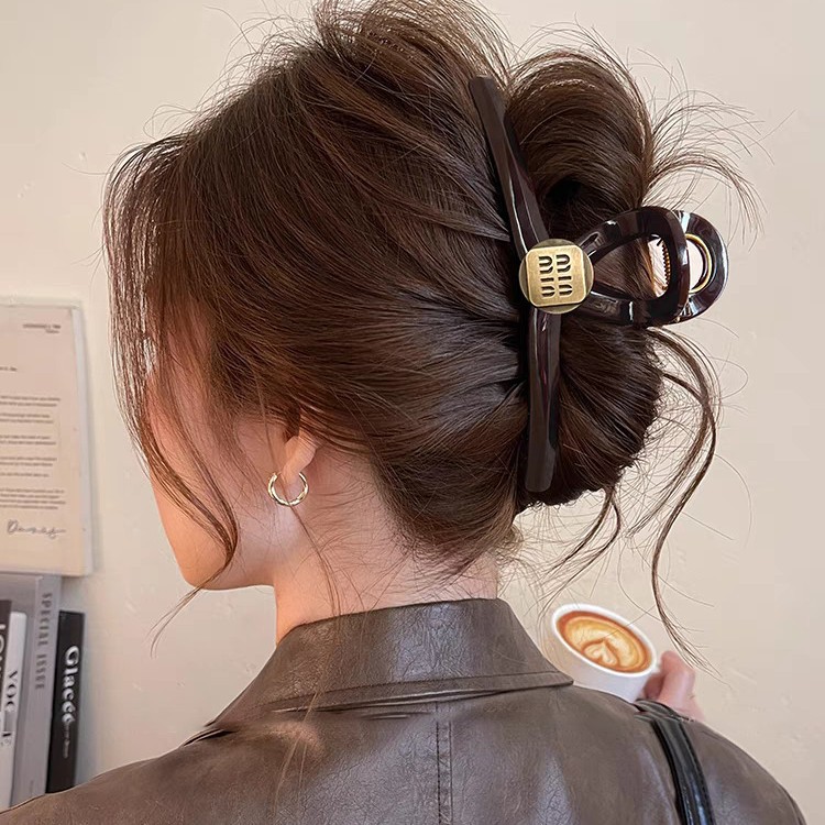 2025 New style simple scratch-clip women's high-end large-sized hair clip, high-quality shark clip headwear at the back of the head Application Scenario
