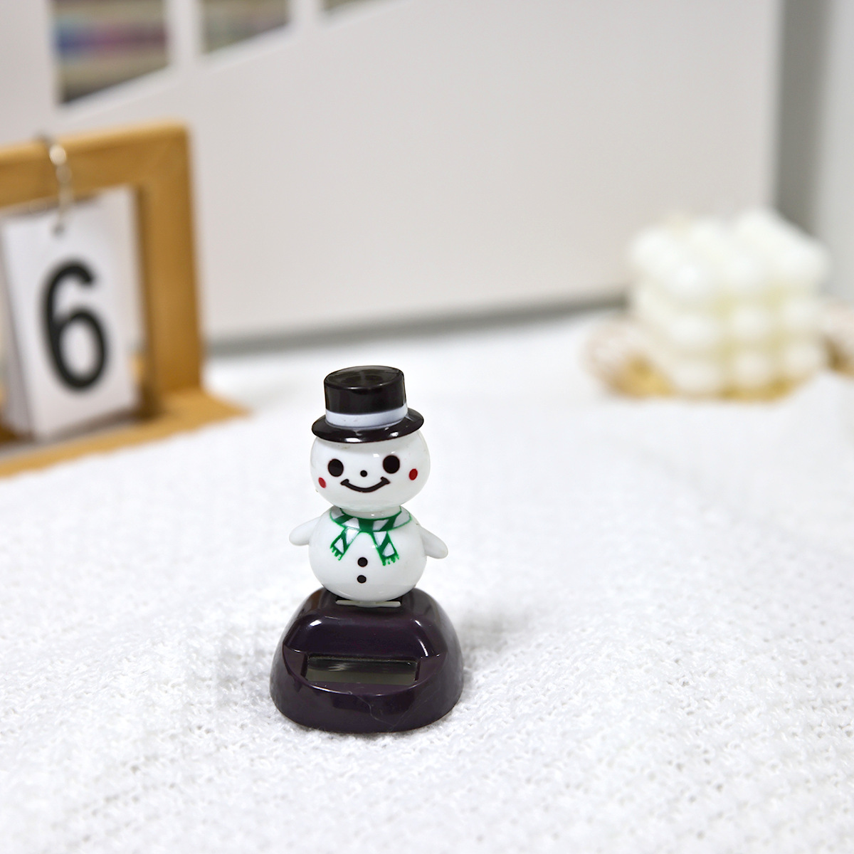 Cross-border best-selling solar-powered car ornaments, automatic rocker, Japanese bow tie snowman shape, ABS material available for approval Application Scenario