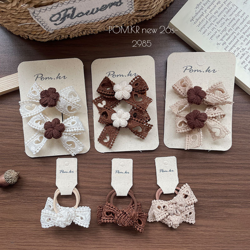 New retro autumn and winter fabric hollowed-out heart-shaped flower hair clips for children, children's hair clips that won't damage hair, baby hair bands for women Application Scenario