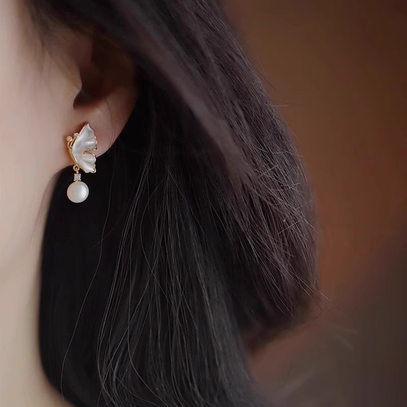Natural freshwater pearl stud earrings, light luxury butterfly niche earrings, high-end and elegant stud earrings, French fashion, versatile for women details Picture