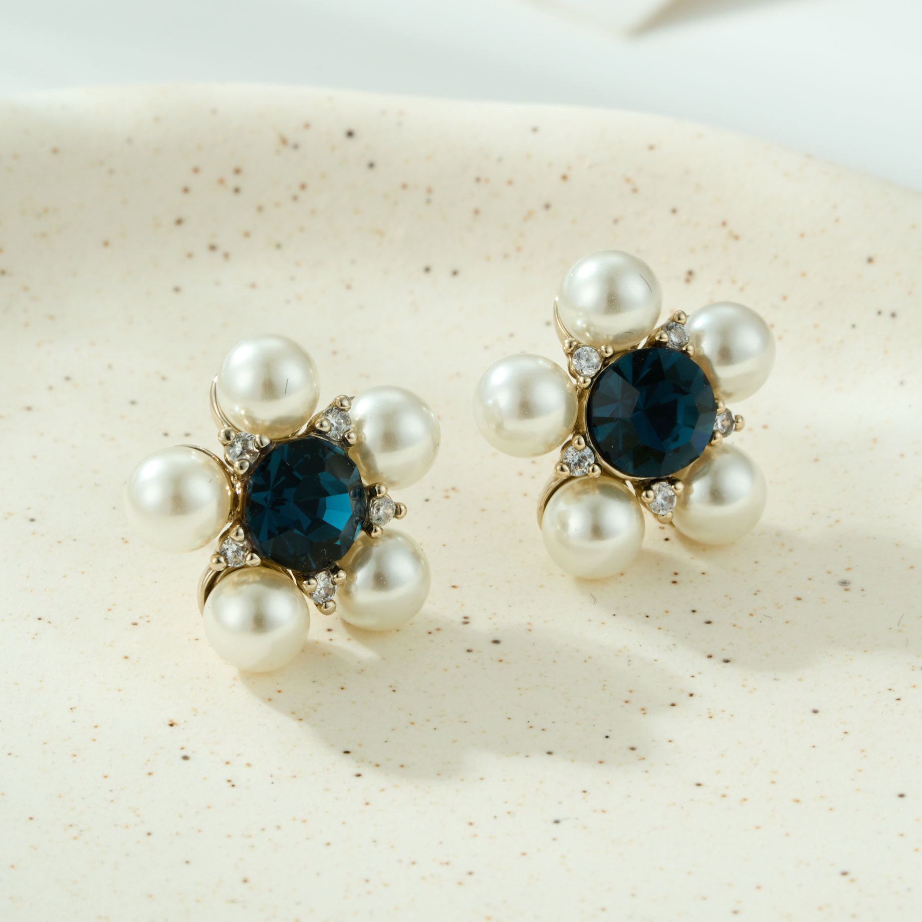 Original design French retro flower ear studs, copper alloy, real gold electroplated, S925 silver needle, fashionable and high-end earrings