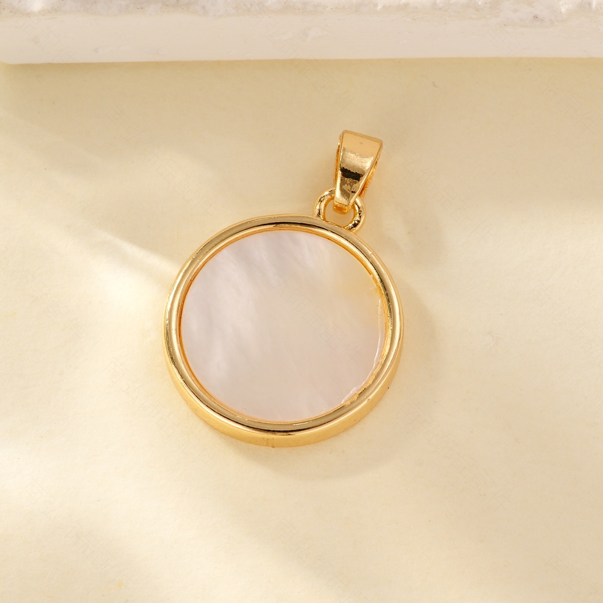 Copper-plated real gold color retention white shell round pendant necklace clasp, high-end bracelet necklace clasp DIY accessory Application Scenario