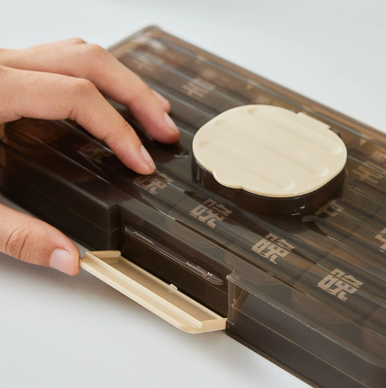 A simple portable medicine box for seven days a week, with large character reminders for taking medicine for three meals a day for the elderly