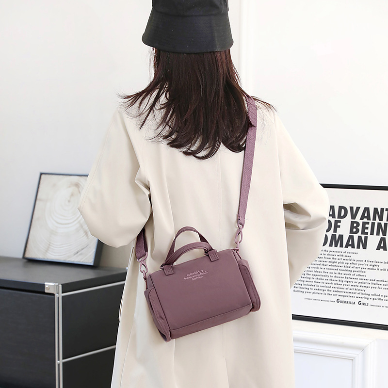 The new versatile nylon single-shoulder bag for women is a simple and casual handbag and a lightweight crossbody bag details Picture