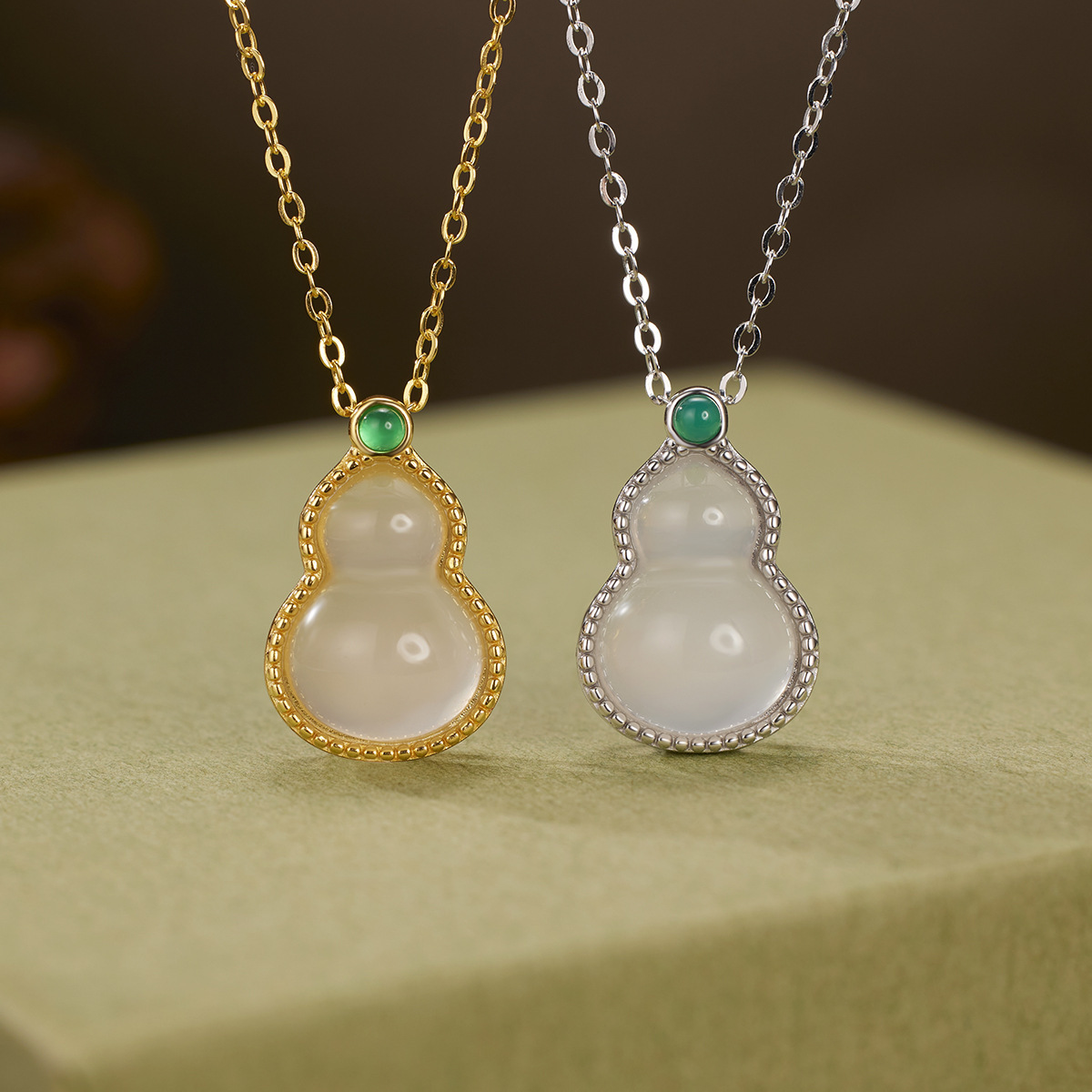 New Chinese-style high ice transparency natural white chalcedony gourd S925 silver necklace, a high-end collarbone chain that makes women look fair and elegant details Picture
