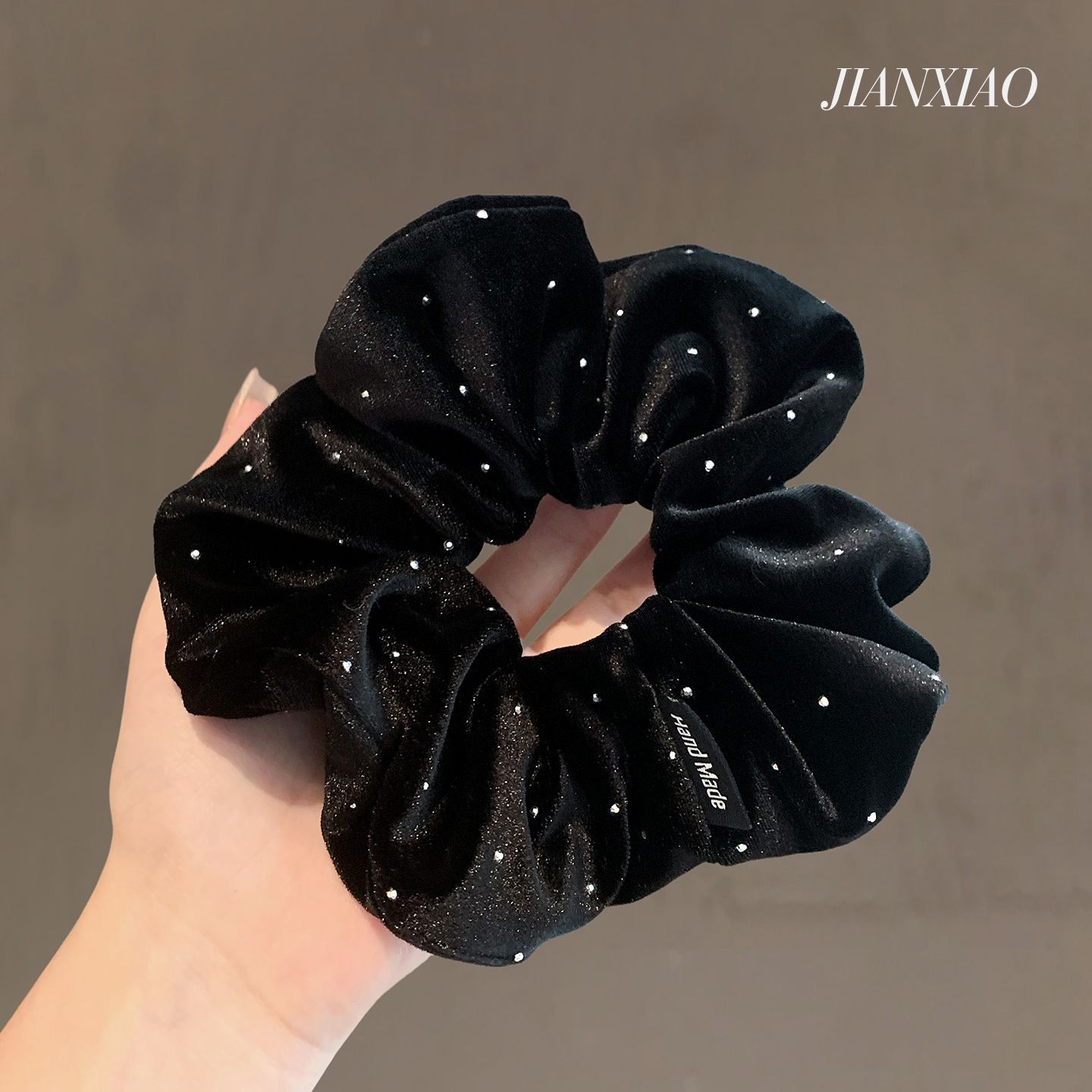 The new Korean minimalist and elegant diamond-encrusted polka dot velvet large colon hair tie exudes a retro, refined and high-end feel. It is used for tying and braided hair