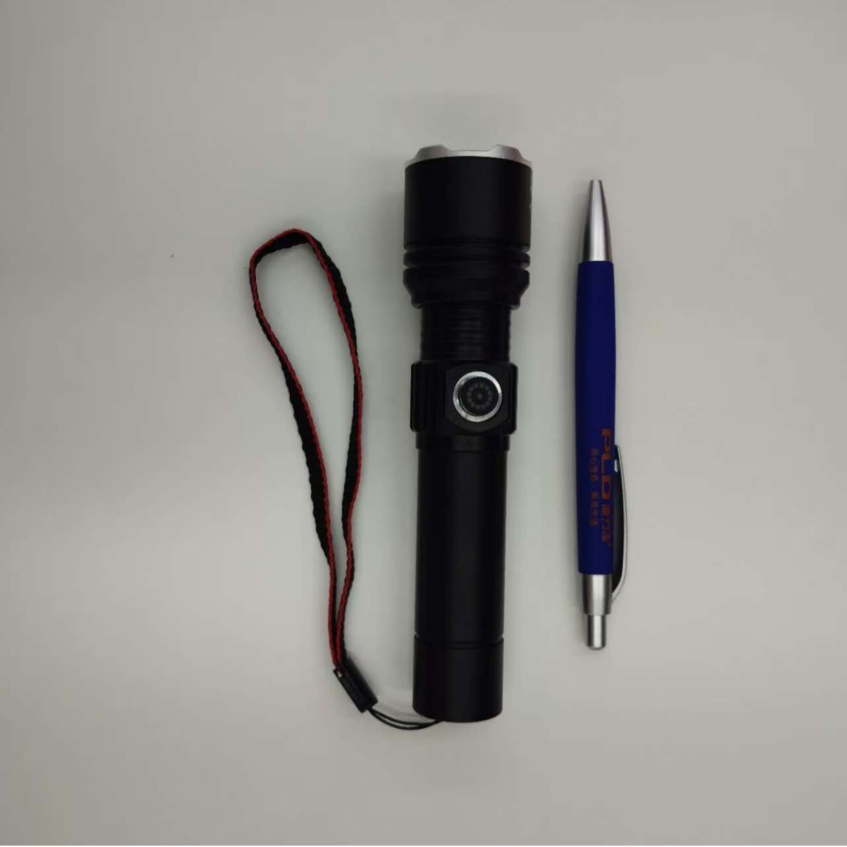 The new cross-border outdoor zoom long-range strong light flashlight, an aluminum alloy white laser multi-functional flashlight, is portable for charging details Picture