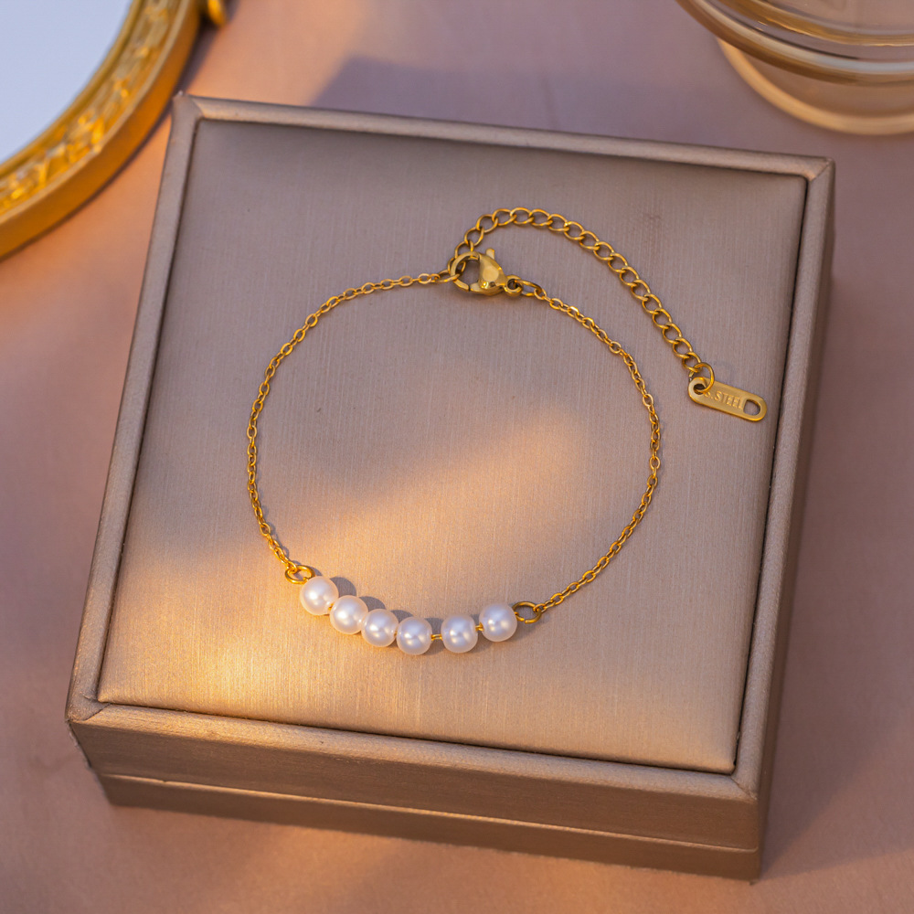 New fashionable commuting titanium steel bracelet women's light luxury jewelry, Korean non-fading couple bracelet spring women's wholesale Application Scenario