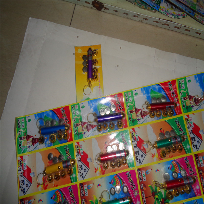 Yiwu niños juguetes de plástico linterna LED llavero regalo pequeña luz de la noche 5 cabezas laser stand venta caliente al por mayor Application Scenario